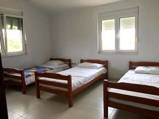 Гостевой дом Apartaments KRAJA Улцинь Трехместный номер с балконом-3